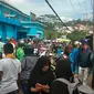 Warga berkumpul di jalanan setelah gempa berkekuatan magnitudo 6,5 di desa Batu Merah di Ambon, kepulauan (26/9/2019). Gempa bumi magnitudo 6,8 guncang kawasan timur Indonesia tepatnya di Ambon Maluku Kamis (26/9/2019) pagi. Pusat Gempa berada di kedalaman 10 KM. (AFP Photo/Yusnita)