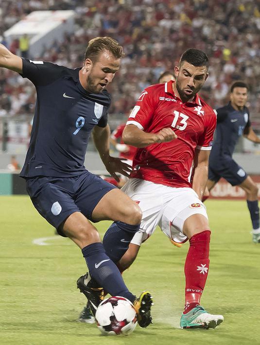 Aksi Harry Kane (kiri) saat melewati adangan pemain Malta, Zac Muscat pada laga grup F kualifikasi Piala Dunia 2018 di  Ta Qali stadium, Valletta, Malta, (1/9/2017). Inggris menang 4-0. (AP/Rene Rossignaud)