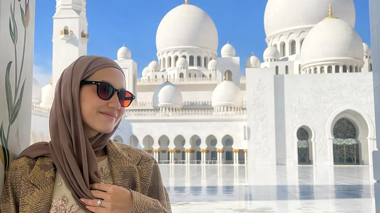 Pesona Adem Pevita Pearce Berbalut Abaya Cokelat Saat Berkunjung ke Masjid Agung Syeikh Zayed