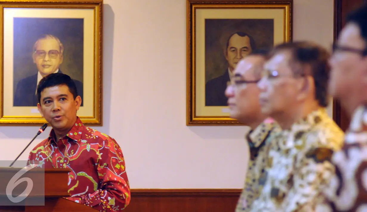 MenPAN RB, Yuddy Chrisnandi (kiri) memberikan sambutan usai penandatangan nota kesepahaman netralitas aparatur sipil negara di Jakarta, Jumat (2/10/2015). Penantanganan MoU terkait Pilkada Serentak 2015. (Liputan6.com/Helmi Fithriansyah)