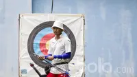 Pepanah Indonesia, Riau Ega Agatha, mengikuti pemusatan latihan nasional jelang SEA Games 2017 di Cibubur, Jakarta Timur, Rabu (26/4/2017). (Bola.com/Vitalis Yogi Trisna) 