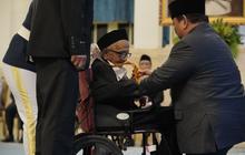 Momen Haru: Mengapa Prabowo Berlutut Saat Anugerahi Nyak Sandang Bintang Jasa Utama?