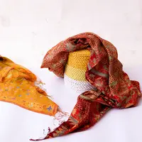 Mencuci wastra tidak bisa dilakukan seperti mencuci pakaian biasa./Copyright Fimela/Daniel Kampua