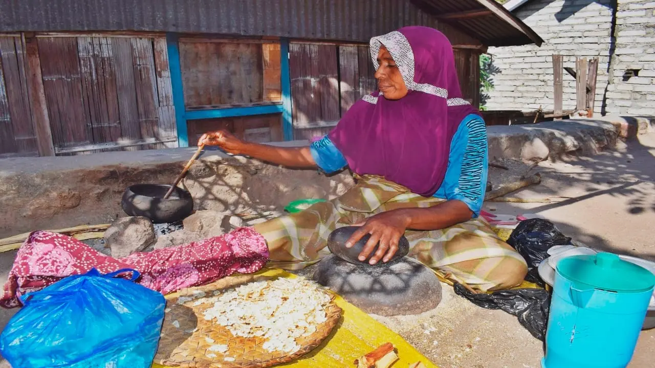 Perempuan Lamakera, Desa Motonwutun,Kecamatan Solor Timur,Kabupaten Flores Timur,NTT sedang membuat Jagung Titi. (Foto Istimewah)