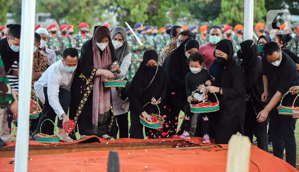 Sejumlah orang melakukan tabur bunga pada makam Menpan RB Tjahjo Kumolo saat prosesi pemakaman di Taman Makam Pahlawan Kalibata, Jakarta, Jumat (1/7/2022). Tjahjo Kumolo meninggal dunia di Rumah Sakit Abdi Waluyo Jakarta Pusat sekitar pukul 11.10 WIB. (Liputan6.com/Faizal Fanani)