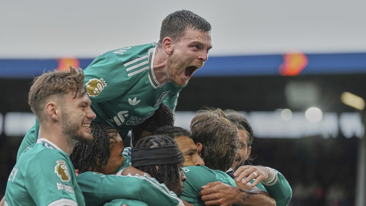 Skuad Liverpool merayakan gol Mohamed Salah ke gawang Burnley di matchday 4 Premier League 2025/2026 di Turf Moor, Minggu (14/09/2025). (AP Photo/Jon Super).