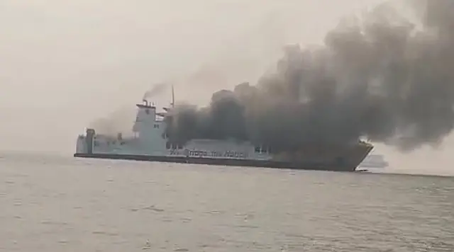Detik-detik Kapal Batu Mandi Terbakar, Api Muncul di Buritan