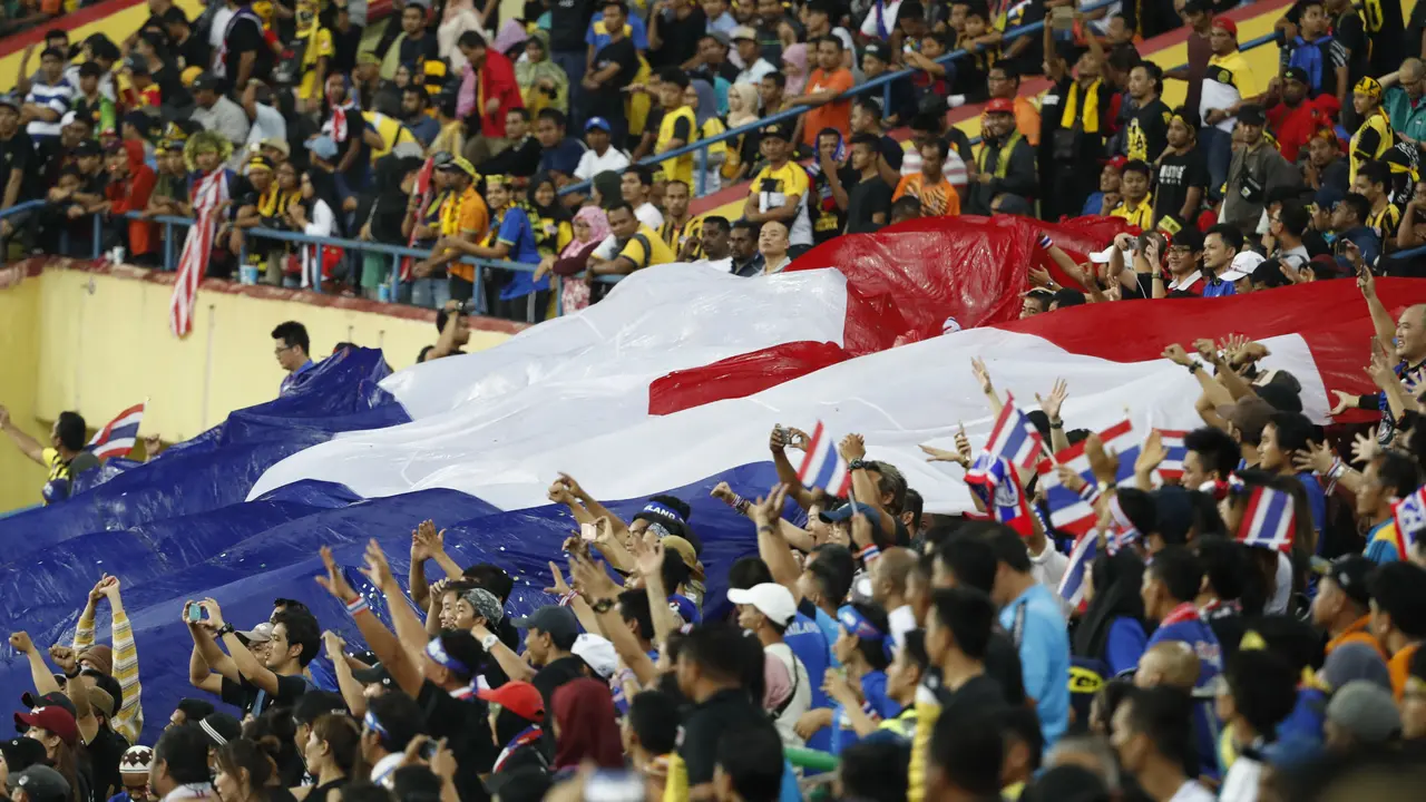 Pendukung Thailand merayakan kemenangan atas Malaysia pada final sepak bola SEA Games 2017 di Stadion Shah Alam, Selasa (29/8/2017). (AP Photo/Vincent Thian)