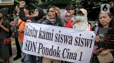 Sejumlah mahasiswa dari berbagai kampus berunjuk rasa di SDN Pondok Cina 1 Depok, Jawa Barat, Selasa (13/12/2022). Dalam aksinya, mereka menolak relokasi SDN Pondok Cina 1 yang lahannya akan digunakan untuk pembangunan masjid. (Liputan6.com/Faizal Fanani)