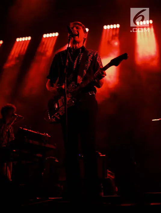 Penampilan band Franz Ferdinand pada konsernya di Tennis Outdoor, Senayan, Jakarta, Jumat (30/11). Grup musik dance punk itu membawakan sejumlah lagu di antaranya 'Lazy Boy' dan 'Take Me Out'. (Liputan6.com/Faizal Fanani)