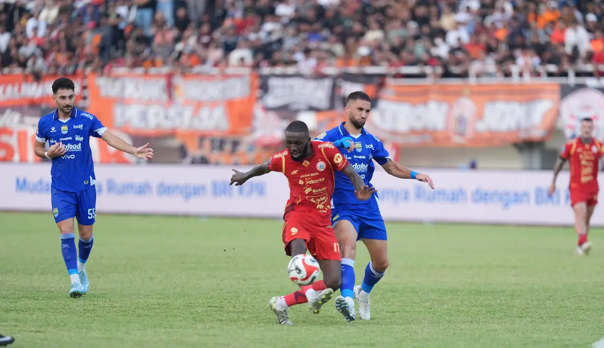 Sebaliknya, Persib makin kukuh di puncak. Pasukan Bojan Hodak itu mengemas 75 poin dalam 32 penampilan. Untuk sementara, Maung Bandung unggul tiga angka atas pesaing terdekatnya, Borneo FC Samarinda. (Dok Pesija)