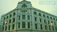 Bangunan yang coba saya denskripsikan adalah Lonsum,-London Sumatera. Sebuah kantor yang menggunakan gedung bekas Belanda. 