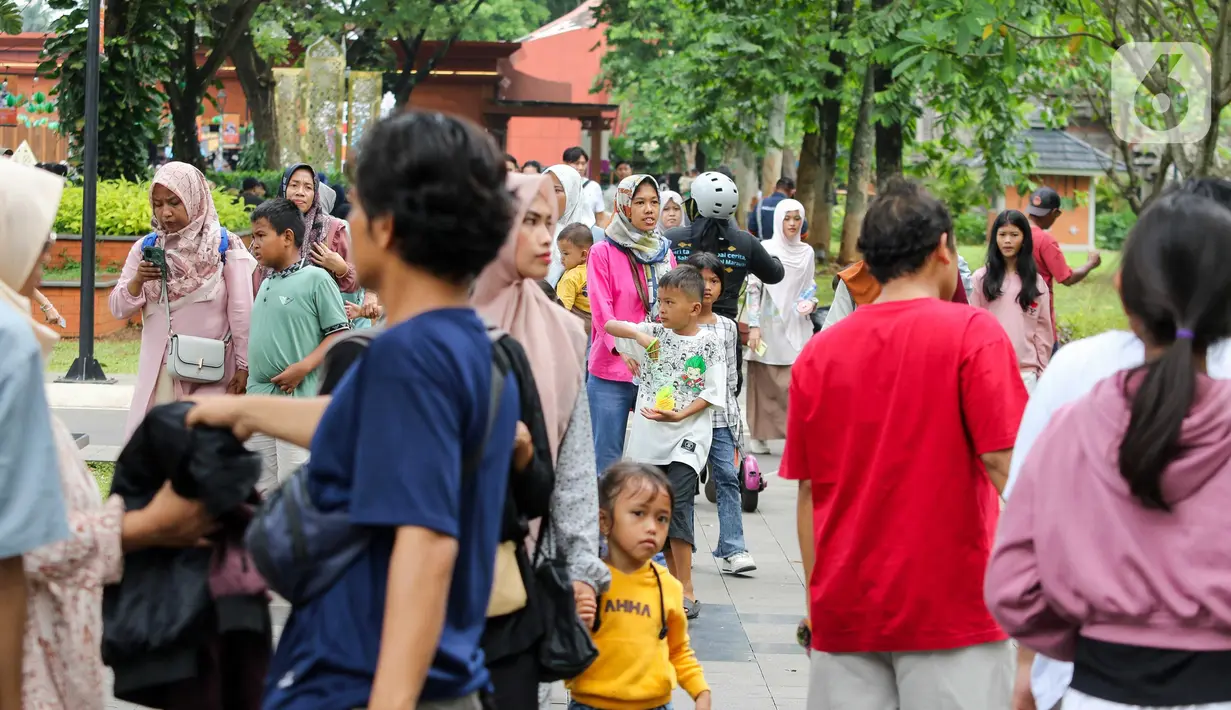 <p>Taman Mini Indonesia Indah merupakan salah satu destinasi terpopuler di Indonesia, terutama di kalangan keluarga. (Liputan6.com/Herman Zakharia)</p>