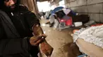 Seorang pria menggunakan heroin di bawah jembatan yang menjadi pusat penggunaan heroin di Kensington, Philadelphia (24/1). Menurut DAE Amerika Serikat, penggunaan heroin telah berlipat ganda di seluruh negeri sejak 2010. (Spencer Platt/Getty Images/AFP)