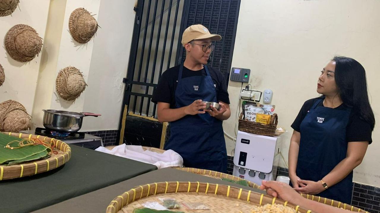 Selain turis-turis internasional, Benny mengakui konsumen terbanyak adalah perempuan.<br>