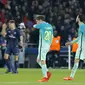 Pemain Barcelona tertunduk seusai dikalahkan Paris Saint-Germain 0-4 pada leg pertama 16 besar Liga Champions, Rabu (15/2/2017) dinihari WIB. (AP Photo/Michel Euler)