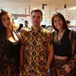 Ruben Fernhout yang merupakan musisi dan DJ terkenal Belanda mempromosikan batik modern hasil karyanya melalui sebuah event promosi yang di gelar di Hotel Jakarta, Amsterdam, 20 Juli 2019. (KBRI Den Haag)