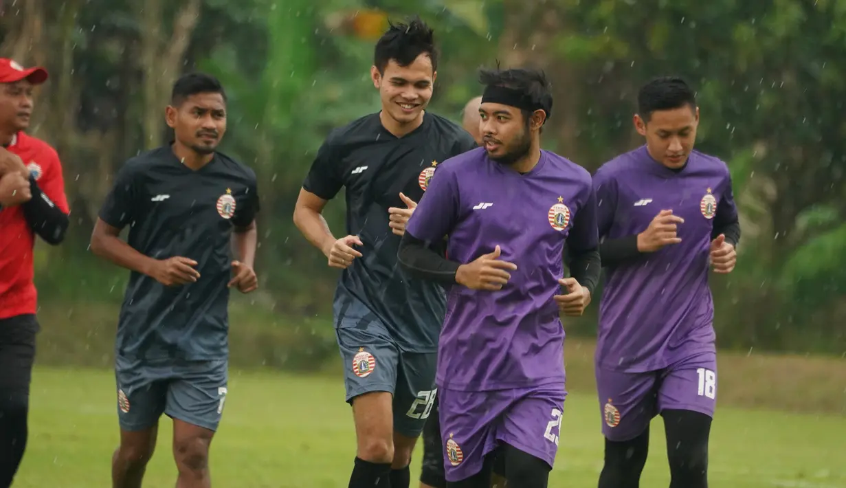 Kiper Persija Jakarta, Adixi Lenzivio (depan) bersama rekan setim mengikuti latihan perdana Persija Jakarta usai menjuarai Piala Menpora 2021 menjelang bergulirnya Liga 1 di National Youth Training Centre (NYTC) Sawangan Depok, Kamis (20/5/2021). (Foto: Dok. Persija Jakarta)