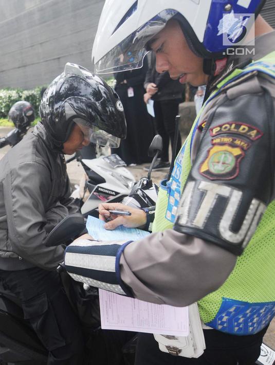 Anggota Satlantas Polres Tangerang Selatan memeriksa kelengkapan surat saat razia pajak kendaraan di Jalan BSD, Tangerang Selatan, Kamis (24/1). Razia ini untuk mendisiplinkan pengendara terhadap pembayaran pajak kendaran. (Merdeka.com/Arie Basuki)