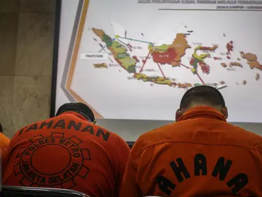 Para pelaku dihadirkan saat rilis penyelundupan manusia di Bareskrim Polri, Jakarta, Rabu (29/3). Dalam rilis tersebut, Bareskrim Polri bekerjasama dengan petugas Imigrasi Makasar berhasil menggagalkan penyelundupan manusia. (Liputan6.com/Faizal Fanani)