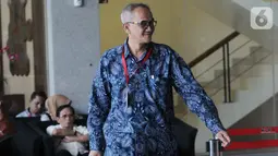 Sekretaris Jenderal Kementerian Perdagangan Oke Nurwa tiba memenuhi panggilan setelah di Gedung KPK, Jakarta, Jumat (25/10/2019). Oke Nurwa diperiksa sebagai saksi untuk tersangka mantan anggota DPR I Nyoman Dhamantra terkait kasus dugaan suap impor bawang putih. (merdeka.com/Dwi Narwoko)