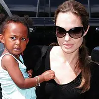 Di tengah proses cerainya bersama Brad Pitt, Angelina Jolie mendapat permintaan yang memilukan hati. Ibu kandung Zahara, anak yang diadopsinya di Eutopia mengajukan permohonan untuk bertemu dengan anaknya itu. (doc.dailymail.com)