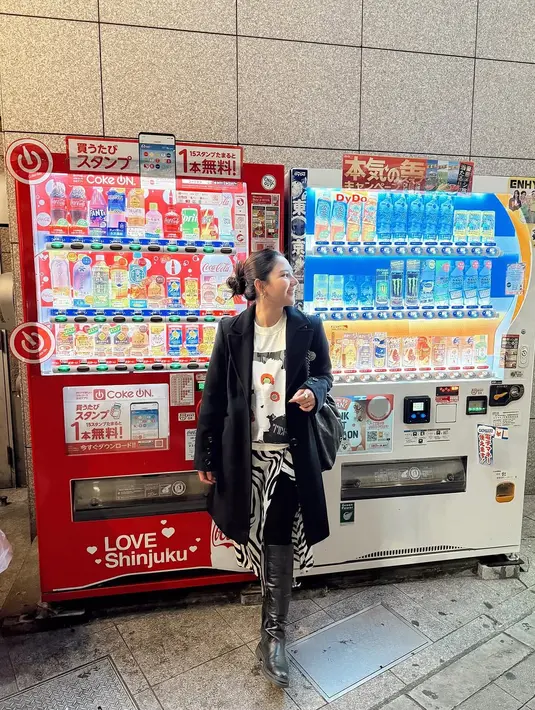 Istri Yakup Hasibuan itu nampak padukan t-shirt dengan long coat, dan slit skirt animal print. Ia pun terlihat kenakan tas Chanel 22 dan boots tinggi warna hitam [@jscmila]