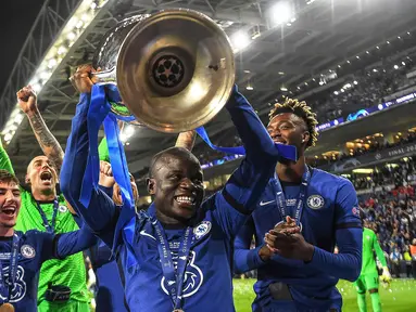Chelsea merupakan salah satu tim di Eropa yang sukses mengoleksi banyak trofi dalam rentang 10 tahun terakhir. Hal ini tak lepas dari performa apik para bintangnya yang didominasi pemain di lini tengah dan belakang. Berikut 5 pemain di antaranya. (Foto: AFP/Pool/David Ramos)