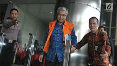 Gubernur Sulawesi Tenggara Nur Alam (tengah) mengenakan rompi tahanan KPK saat tiba di gedung KPK, Jakarta, Jumat (21/7). KPK melakukan pemeriksaan terhadap Nur Alam terkait kasus penerbitan Izin Usaha Pertambangan (IUP). (Liputan6.com/Helmi Afandi)