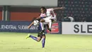 Pemain Persipura Jayapura, Ferinando Pahabol merebut bola dari pemain Arema Cronus pada laga grup E Piala Jenderal Sudirman di Stadion Maguwoharjo, Sleman, Minggu (13/12/2015) (Bola.com/Nicklas Hanoatubun) 