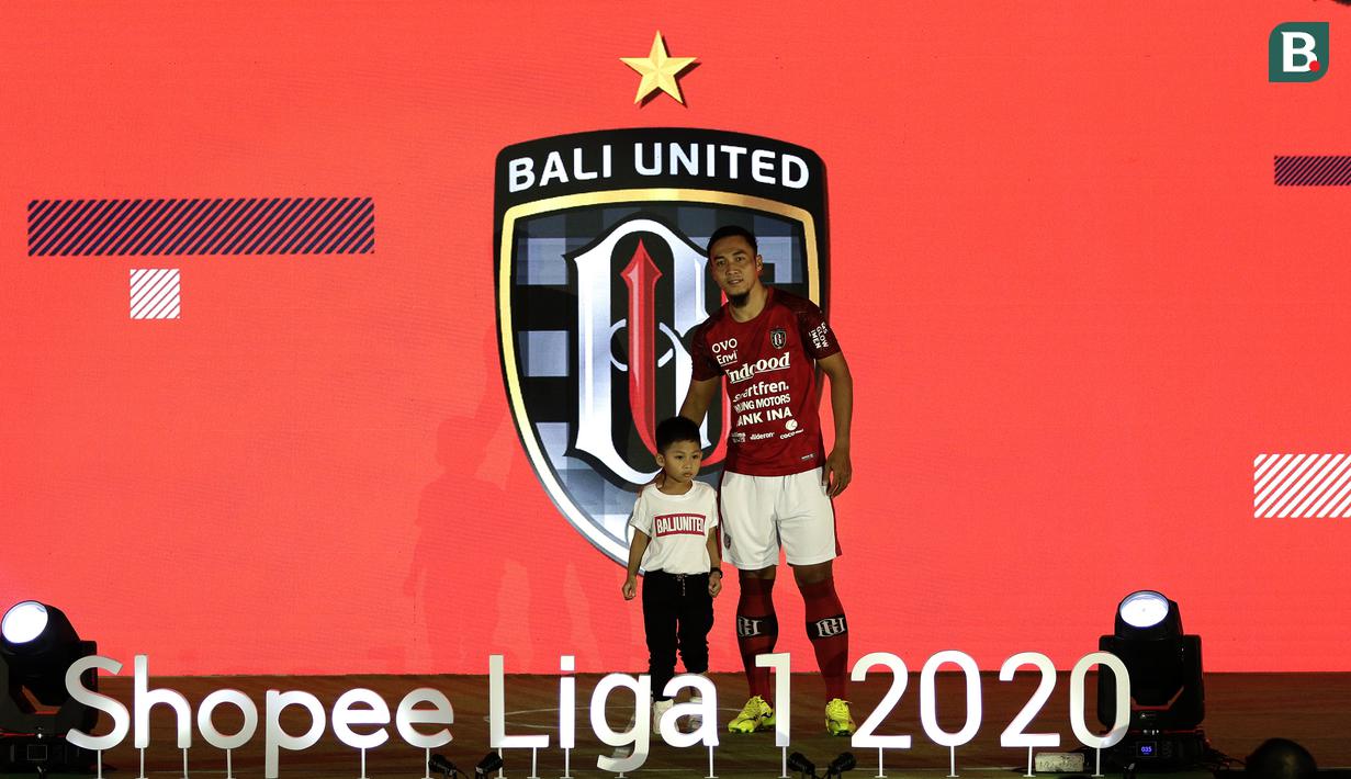 Pemain Bali United, Gunawan Dwi Cahyo, memamerkan jersey Bali United saat launching Shopee Liga 1 di Hotel Fairmont, Jakarta, Senin (24/2). Sebanyak 18 klub pamerkan jersey untuk kompetisi Shopee Liga 1 2020. (Bola.com/Yoppy Renato)