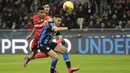 Striker Inter Milan, Alexis Sanchez, berebut bola dengan pemain Fiorentina, Dalbert, pada laga Coppa Italia di Stadion San Siro, Rabu (29/1/2020). Inter Milan menang 2-1 atas Fiorentina. (AP/Luca Bruno)