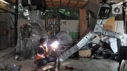 Mahasiswa magang merakit robot di Kampong Robot, Sarua, Ciputat, Tangerang Selatan, Banten, Jumat (18/3/20222). Kampong Robot di bawah naungan International Youth Robotic Associaton (IYRA) Indonesia berdiri sejak 2020. (merdeka.com/Arie Basuki)