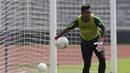 Kiper Timnas Indonesia U-22, Satria Tama, melempar bola saat latihan di Stadion Madya, Jakarta, Selasa (8/1). Latihan ini merupakan persiapan jelang Piala AFF U-22. (Bola.com/Vitalis Yogi Trisna)