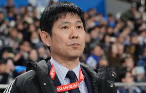 Pelatih Timnas Jepang, Hajime Moriyasu, berdiri saat menyanyikan lagu kebangsaan mereka sebelum dimulainya pertandingan kualifikasi Piala Dunia antara Jepang dan Bahrain di Stadion Saitama di Saitama, Jepang, Kamis, 20 Maret 2025. (Foto AP/Eugene Hoshiko)