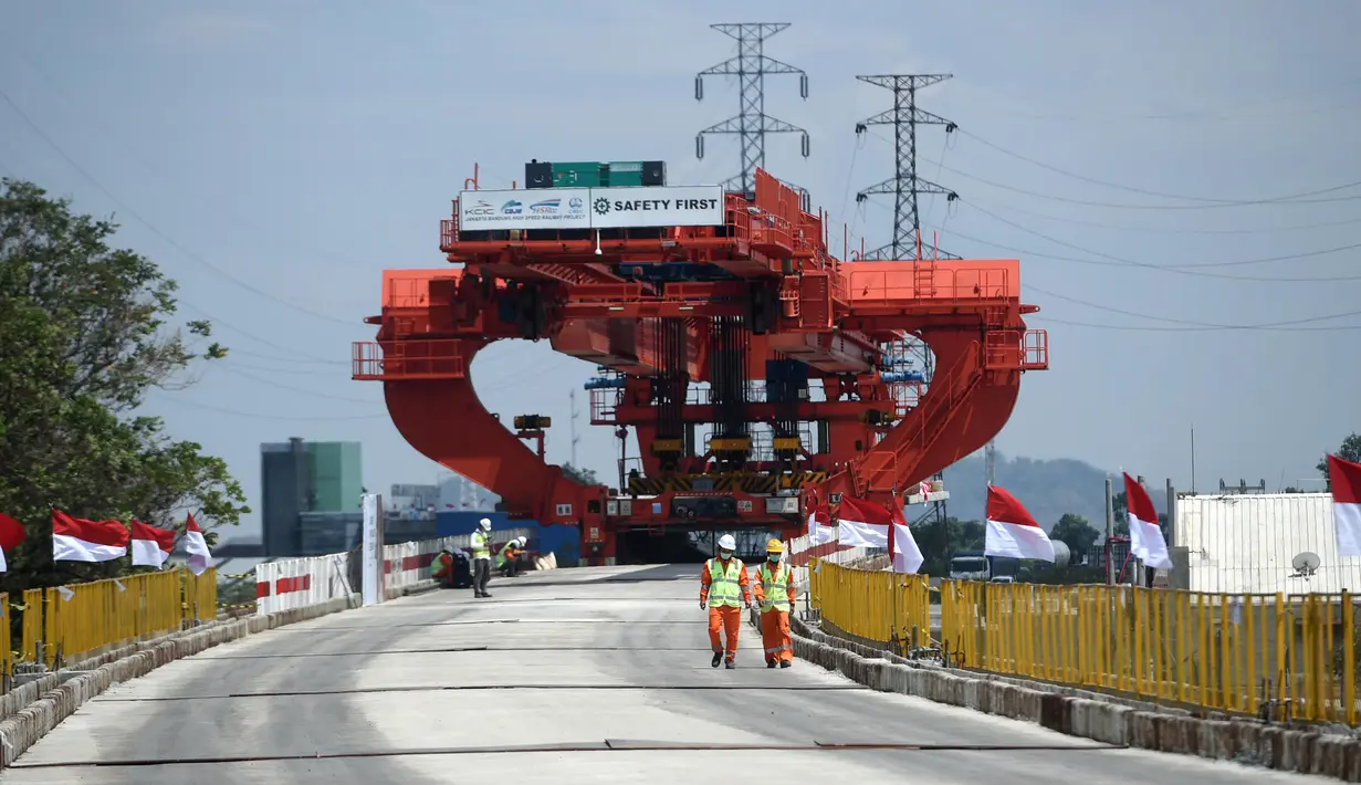 Foto pada 3 September 2020 menunjukkan lokasi pekerjaan pemasangan gelagar kotak (box girder) jalur Kereta Cepat Jakarta-Bandung (KCJB). Pemasangan gelagar sedang berlangsung di ketiga balok yard di sepanjang jalur Kereta Cepat Jakarta-Bandung dalam tiga hari terakhir. (Xinhua/Zulkarnain)