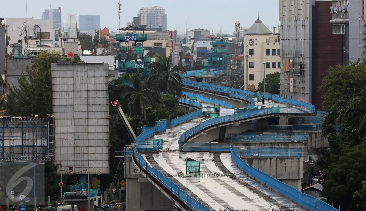 Pemandangan pembangunan jalur layang MRT koridor selatan-utara, Lebak Bulus-Bundaran HI di kawasan Blok M, Jakarta, Selasa (21/3). Pembangunan proyek tersebut sepanjang 10 km dan akan beroperasi Maret 2019. (Liputan6.com/Johan Tallo)