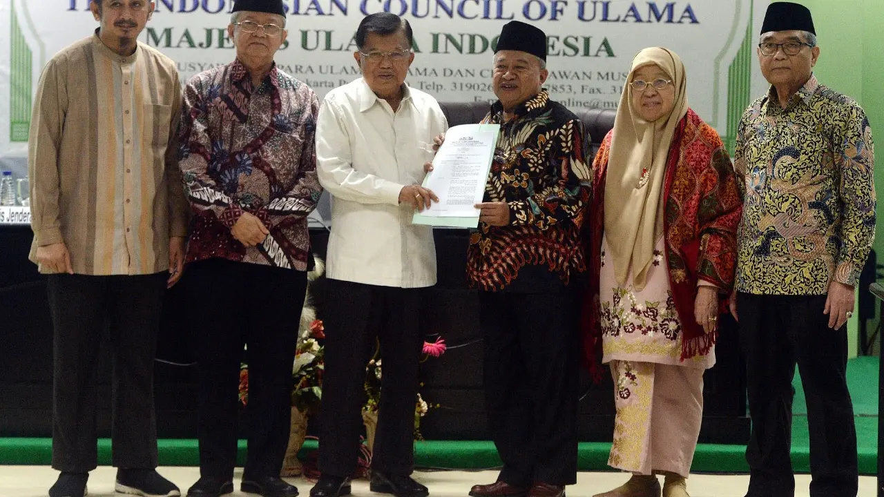 Ketua DMI Jusuf kalla menerima Fatwa MUI terkait wabah corona. (Dok: DMI)