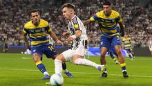 Francisco Conceicao dari Juventus (tengah) berebut bola dengan Emanuele Valeri (kiri) dan Lautaro Valenti dari Parma dalam laga Serie A antara Juventus dan Parma di Stadion Juventus, Turin, Italia utara, Minggu, 24 Agustus 2025. (Fabio Ferrari/LaPresse via AP)