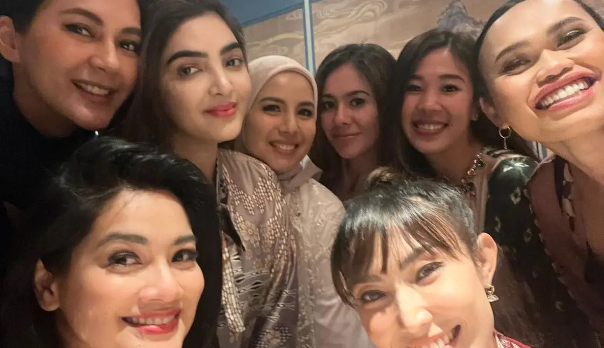 Wajah glowing Titi Kamal memang bikin salah fokus. Tanpa makeup berlebihan, ia memulas bibirnya dengan warna terang [@mrsayudewi]