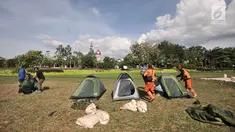 Petugas Penanganan Prasarana dan Sarana Umum (PPSU) mendirikan tenda saat persiapan untuk doa bersama pada malam Tahun Baru di Cipinang Melayu, Jakarta, Minggu (30/12). (Merdeka.com/ Iqbal S. Nugroho)