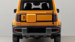 Frontal belakang yang lebih terlihat seperti sebuah Jeep Wrangler dengan lampu vertikal di bagian atas. Jika mengintip ke bagian kolong mobil, Yep EV menggunakan penggerak belakang dengan mekanisme gardan belakang solid axle. Konfigurasi tersebut sama seperti yang dimiliki Wuling Air EV. (Source: carnewschina.com)