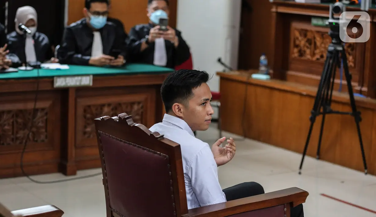 <p>Terdakwa Richard Eliezer Pudihang Lumiu bersiap menjalani sidang dengan agenda pembacaan vonis oleh Majelis Hakim dalam kasus pembunuhan Brigadir Yosua Hutabarat di Pengadilan Negeri Jakarta Selatan, Rabu (15/2/2023). Dalam kasus pembunuhan berencana itu, Eliezer menjadi eksekutor yang membuat Brigadir J kehilangan nyawanya. Eksekusi itu diperintahkan oleh Ferdy Sambo sendiri. Bharada E dalam menembak Brigadir J menggunakan senjata Glock 17. (Liputan6.com/Johan Tallo)</p>