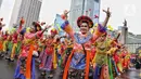 Sejumlah penari menampilkan tarian khas betawi saat pertunjukan kolosal budaya pada Hari Bebas Kendaraan Bermotor (HBKB) atau Car Free Day (CFD)di kawasan Bundaran Hotel Indonesia (HI), Jakarta, Minggu (6/7/2025). (Liputan6.com/Angga Yuniar)
