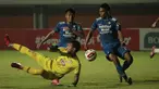 Frets Butuan terbilang lengkap sebagai pemain yang menghuni lini serang. Dia beroperasi di sisi kiri sayap Persib Bandung dan mampu memberikan pengaruh penting untuk timnya. (Foto: Bola.com/Ikhwan Yanuar)
