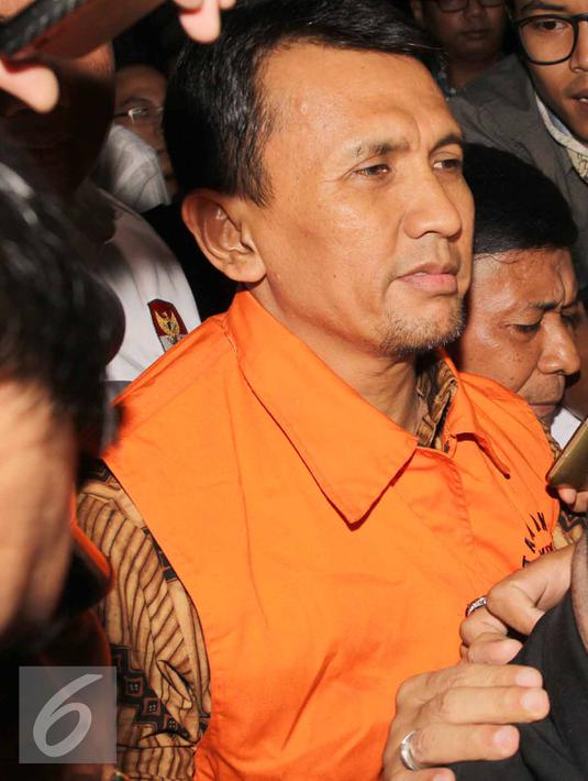 Gubernur Sumatera Utara Gatot Pujo Nugroho (rompi oranye) ditahan usai menjalani pemeriksaan di KPK, Jakarta, Senin (3/8/2015). Gatot dan istrinya ditahan terkait kasus suap terhadap hakim PTUN Medan. (Liputan6.com/Helmi Afandi)