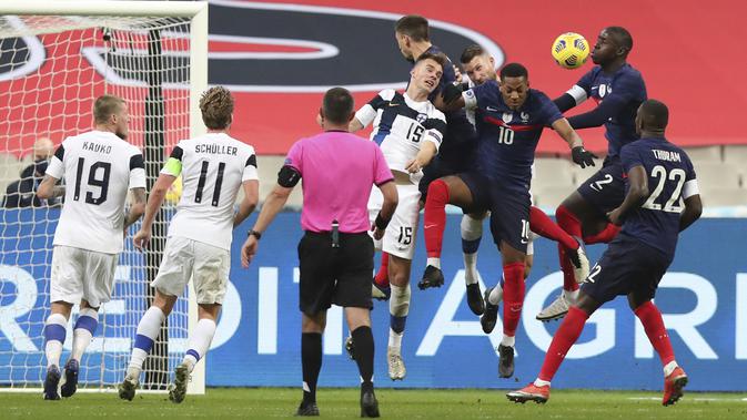 Kurt Zouma dari Prancis, kanan kedua, menyundul bola selama pertandingan sepak bola persahabatan internasional antara Prancis dan Swedia di stadion Stade de France di Saint-Denis, di luar Paris, Rabu 11 November 2020. (AP Photo / Michel Euler)