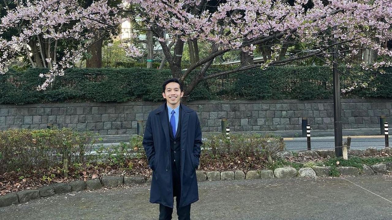 Jalaluddin Mannagalli Parawansa, salah satu putra Gubernur Jawa Timur Khofifah Indar Parawansa, resmi jadi mahasiswa baru Universitas Peking Beijing China. Ia berangkat ke China pada Kamis (7/9/2023).