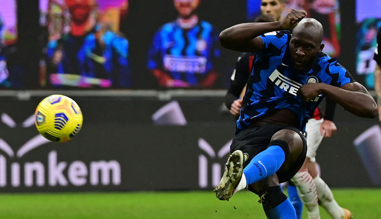 AC Milan yang awalnya unggul 1-0 lewat Ibrahimovic akhirnya harus kalah menjadi 1-2 dari Inter Milan. Dua gol Nerazzurri masing-masing dilesatkan oleh Romelu Lukaku dari kotak penalti dan tendangan bebas Christian Eriksen. (AFP/Miguel Medina)