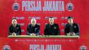 <p>Direktur Utama Persija Jakarta, Ambobo Janurianto (tengah kiri) saat memperkenalkan pelatih baru Persija Jakarta, Carlos Pena (tengah kanan) dan asisten pelatih Ricky Nelson (kiri) saat konferensi pers yang berlangsung di Nirwana Park, Bojongsari, Sawangan, Sabtu (29/06/2024). (Bola.com/Bagaskara Lazuardi)</p>